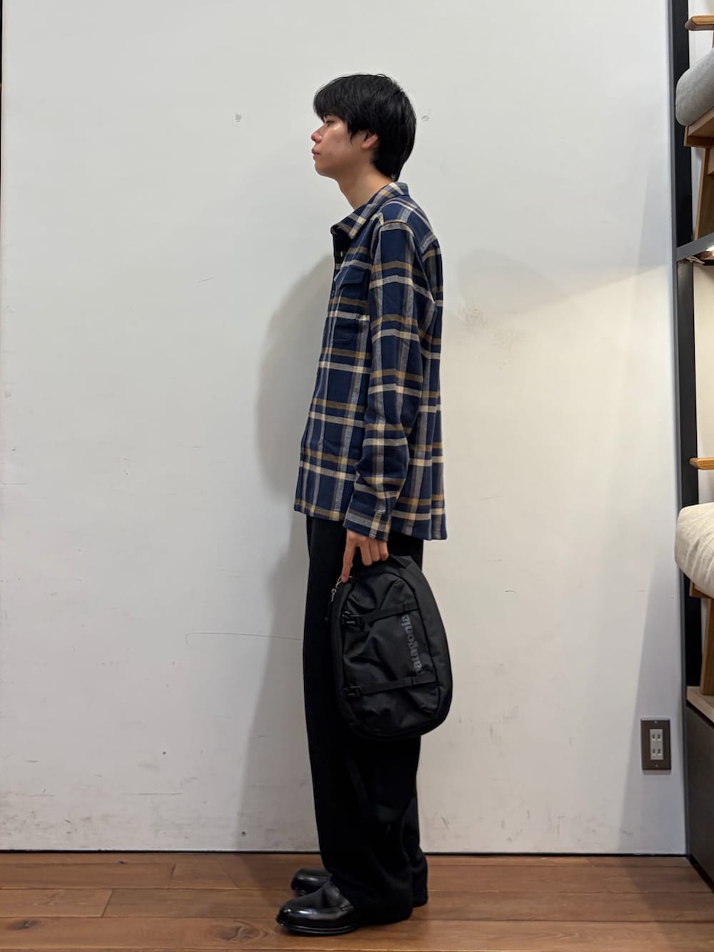 ブルー系のシャツ/ブラウス、ブラック系のショルダーバッグ、ブラック系のその他パンツを着用したメンズの秋コーディネートの3枚目の写真