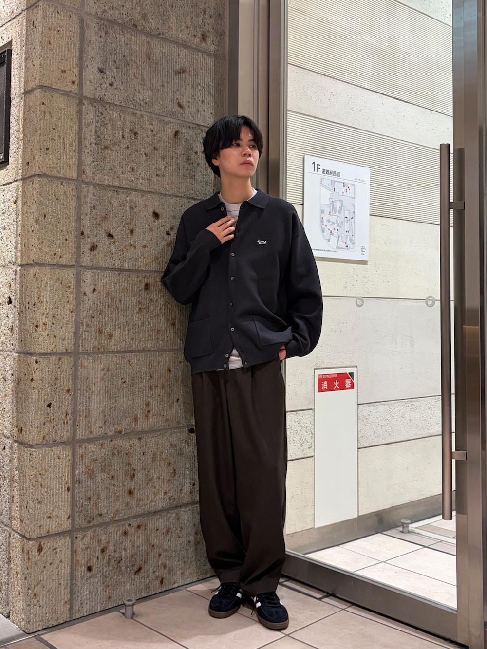 グレー系のカーディガン/ボレロ、グレー系のTシャツ/カットソー、ブラウン系のその他パンツを着用したメンズの春コーディネートの3枚目の写真