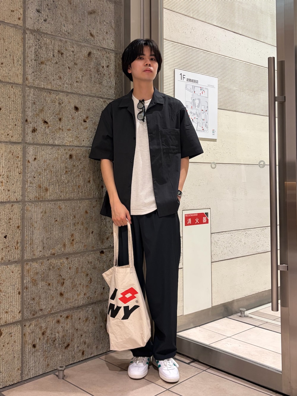 グレー系のTシャツ/カットソー、グレー系のシャツ/ブラウス、グレー系のその他パンツを着用したメンズの春コーディネートの2枚目の写真