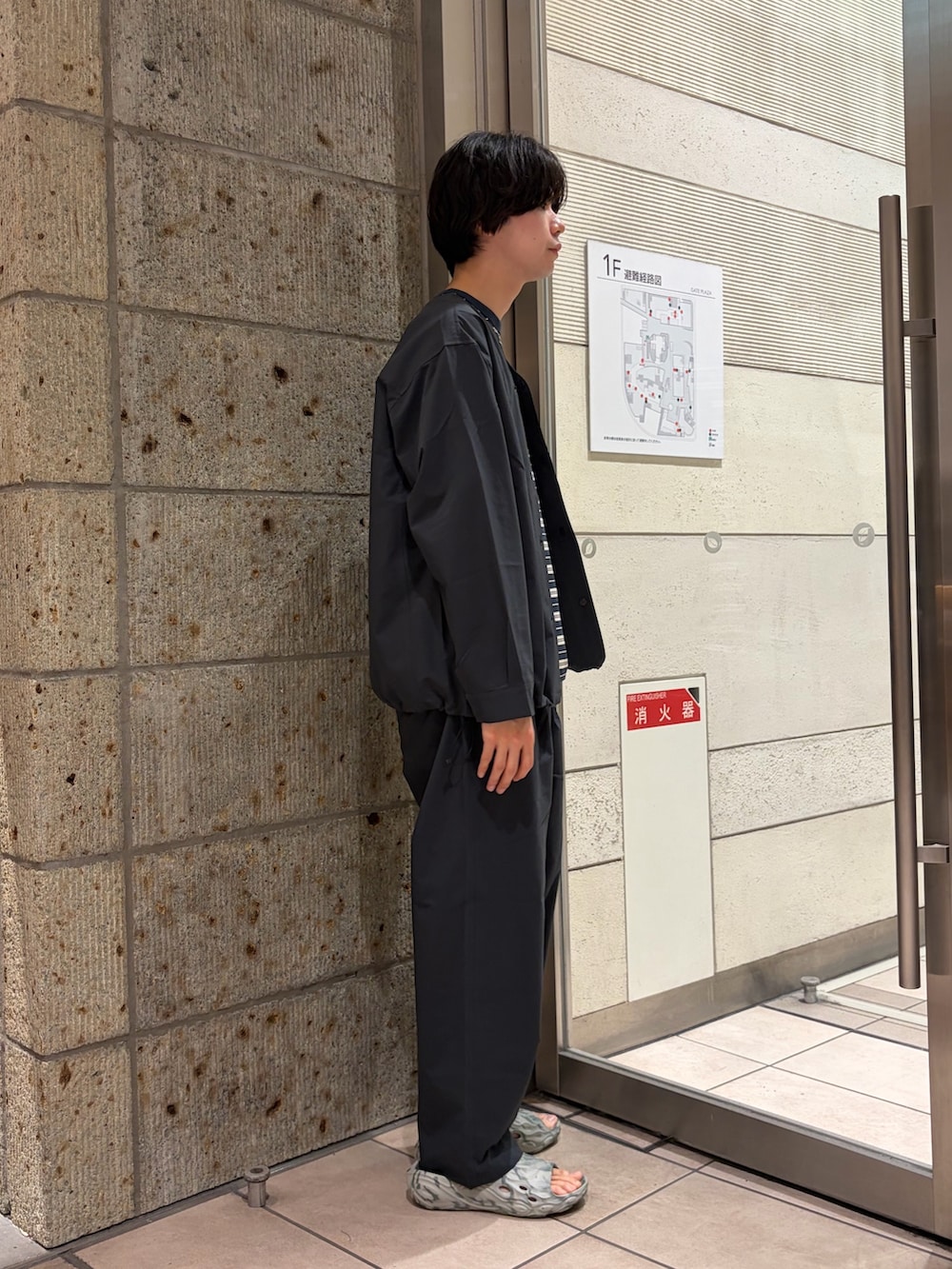 ブルー系のその他パンツ、ブルー系のノーカラージャケット、ブルー系のTシャツ/カットソーを着用したメンズの春コーディネートの5枚目の写真