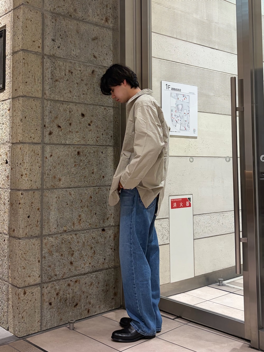 グレー系のカバーオール、ブラウン系のカーディガン/ボレロ、グレー系のTシャツ/カットソーを着用したメンズの冬コーディネートの4枚目の写真