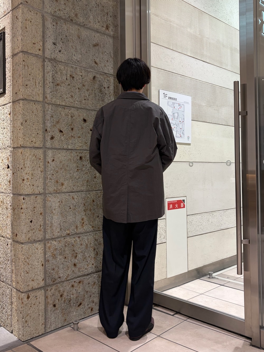 グレー系のカバーオール、ブルー系のシャツ/ブラウス、ブルー系のその他パンツを着用したメンズの春コーディネートの5枚目の写真