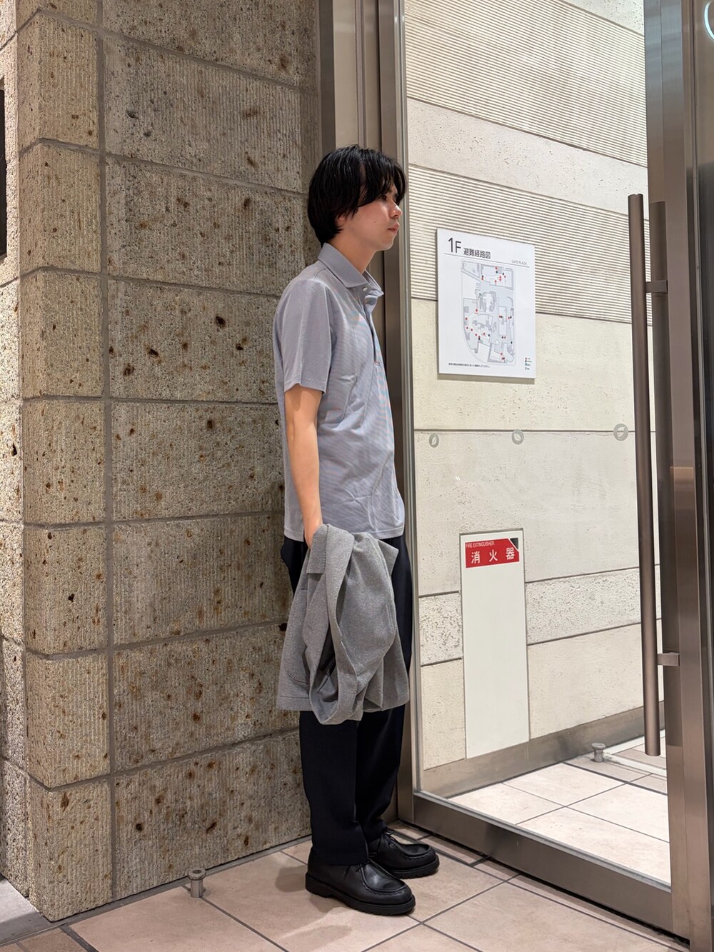 グレー系のシャツ/ブラウス、グレー系のその他アウター、ブルー系のスーツパンツを着用したメンズの春コーディネートの9枚目の写真