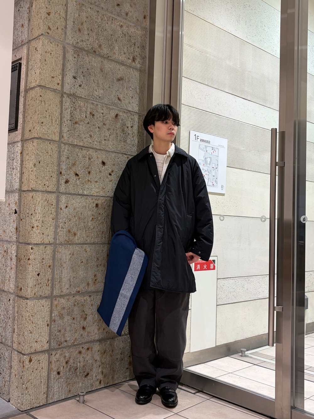 ブラック系のその他アウター、グレー系のその他パンツ、ブラック系のドレスシューズを着用したメンズの冬コーディネートの4枚目の写真