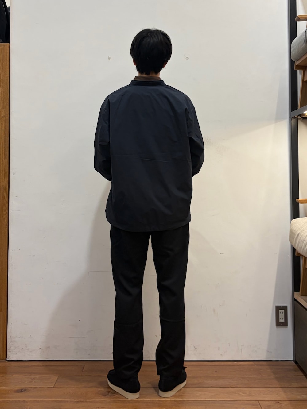 ブルー系のカーディガン/ボレロ、ブラウン系のシャツ/ブラウス、ブラック系のその他パンツを着用したメンズの秋コーディネートの3枚目の写真