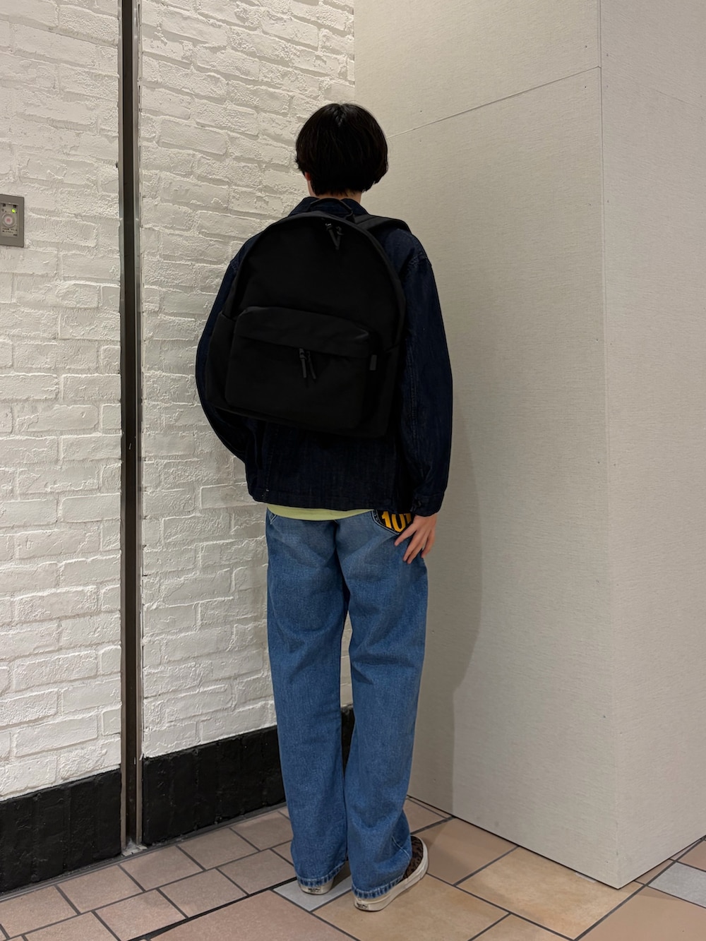 グリーン系のTシャツ/カットソー、ブルー系のカバーオール、ブルー系のデニムパンツを着用したメンズの春コーディネートの5枚目の写真