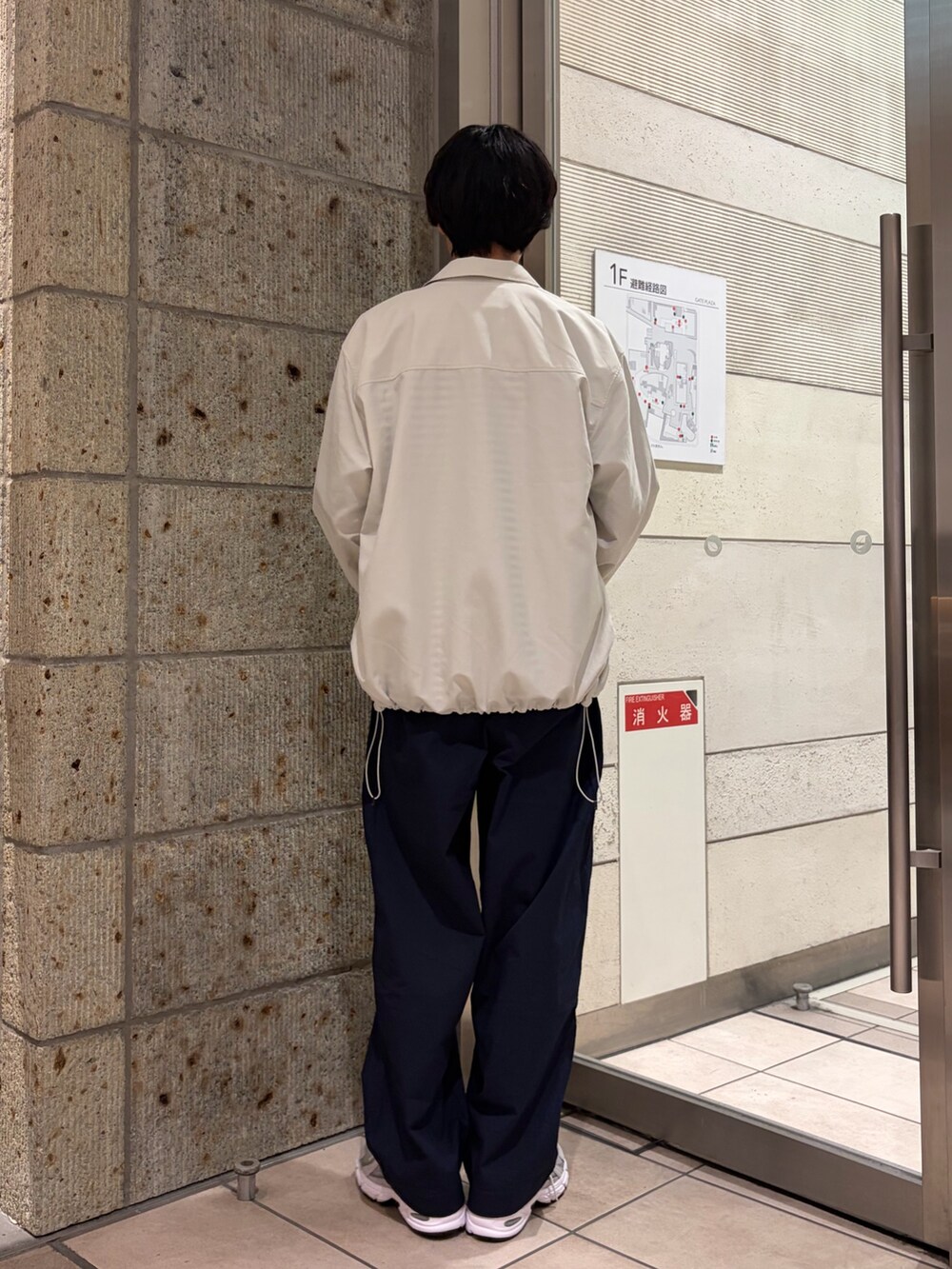 ホワイト系のTシャツ/カットソー、ホワイト系のその他アウター、ブルー系のその他パンツを着用したメンズの春コーディネートの4枚目の写真