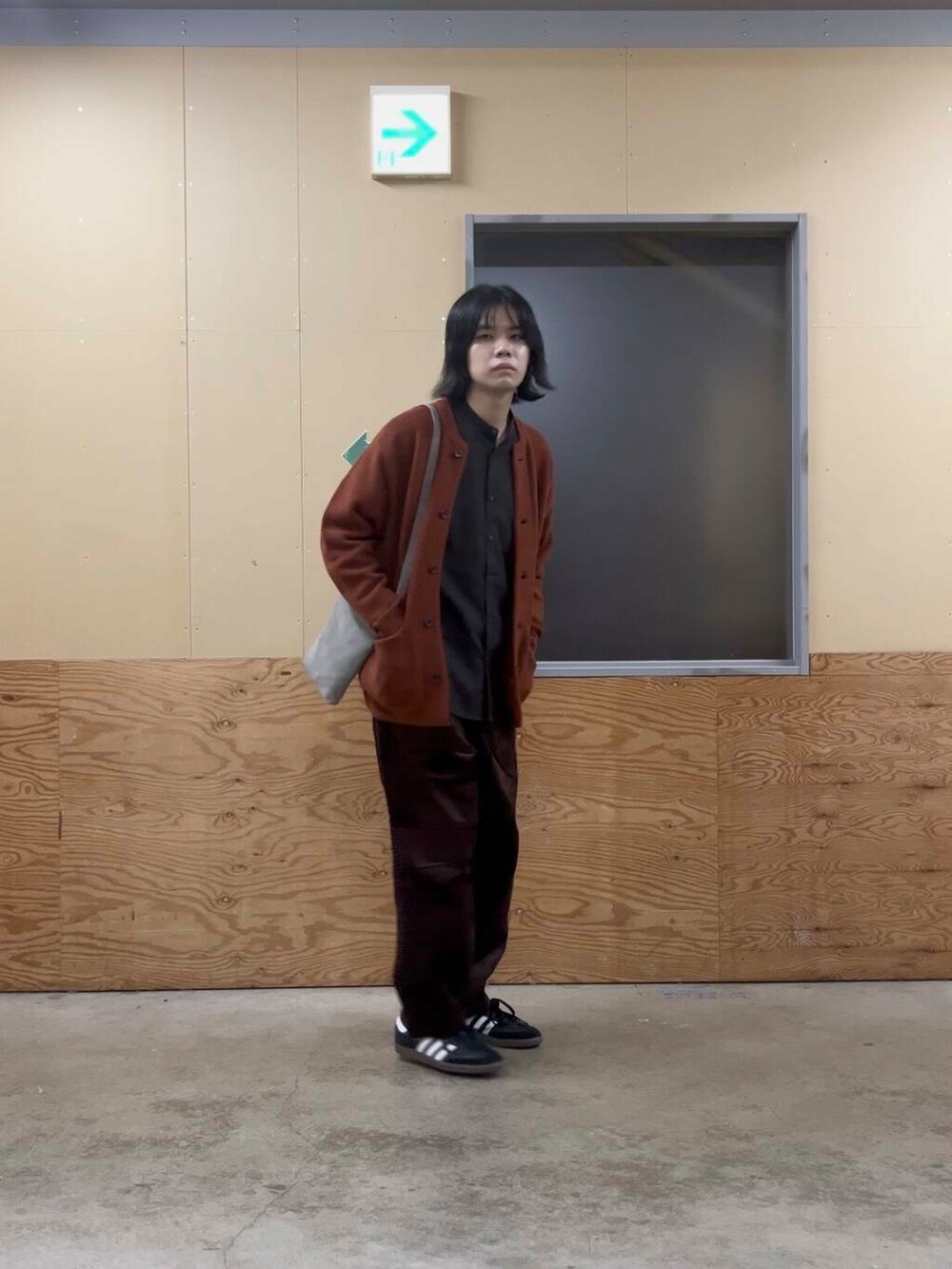 ブラウン系のその他パンツ、ブラック系のスニーカー、ブラウン系のシャツ/ブラウスを着用したメンズの秋コーディネートの4枚目の写真