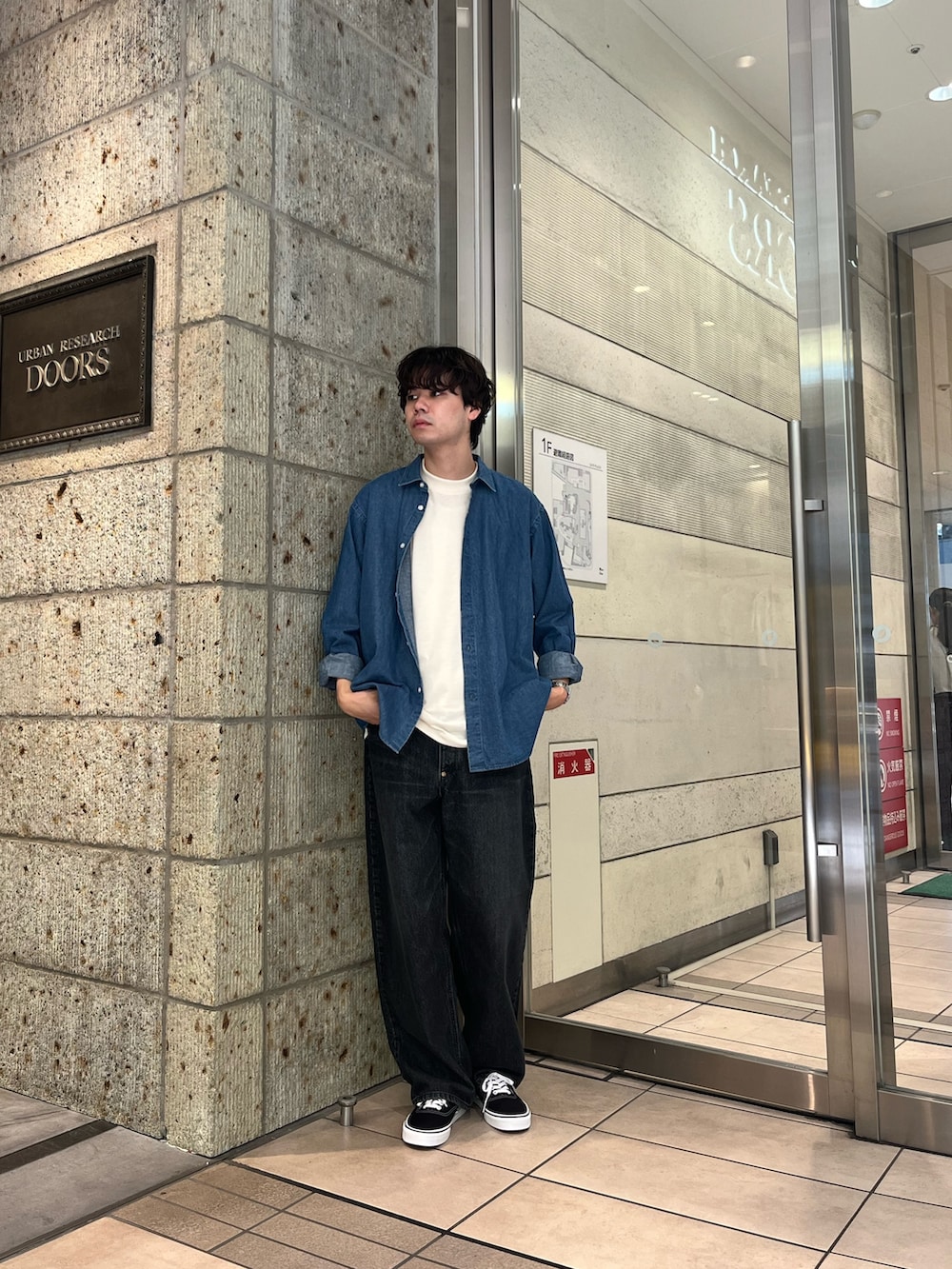 ホワイト系のTシャツ/カットソー、ブルー系のシャツ/ブラウス、ブラック系のスニーカーを着用したメンズの夏コーディネートの2枚目の写真