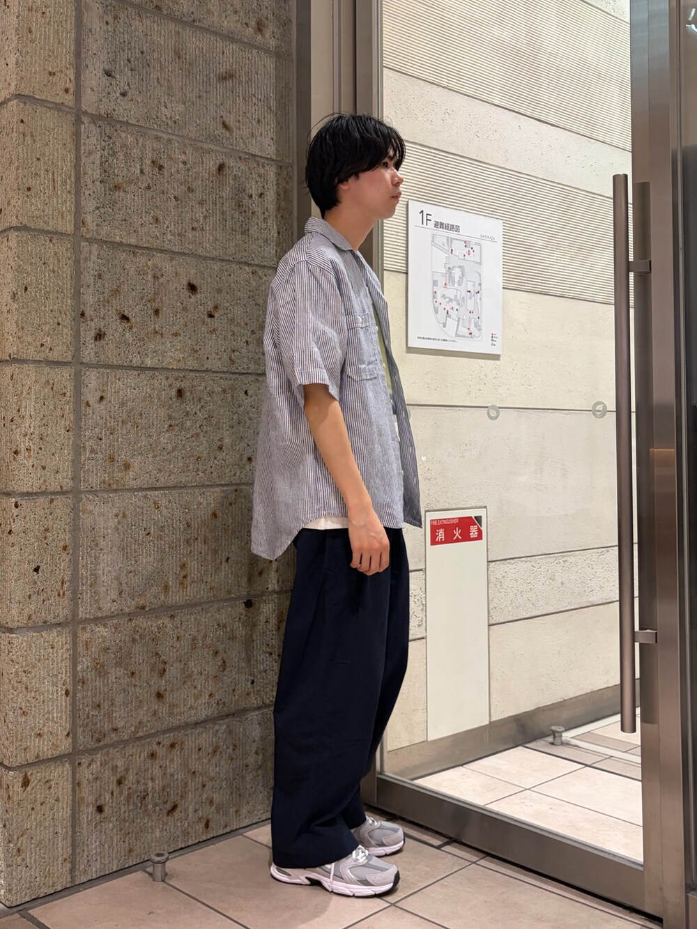 ブルー系のシャツ/ブラウス、ホワイト系のTシャツ/カットソー、ブルー系のその他パンツを着用したメンズの春コーディネートの6枚目の写真