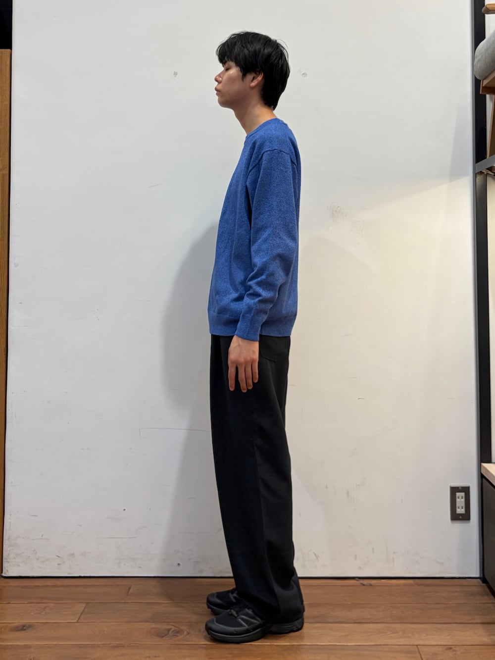 ブルー系のその他パンツ、ブルー系のニット/セーター、ブラック系のデニムジャケットを着用したメンズの秋コーディネートの7枚目の写真