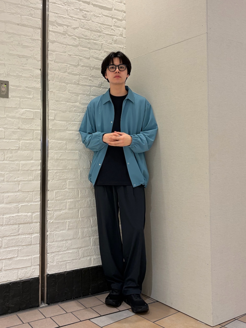 グレー系のTシャツ/カットソー、グリーン系のカーディガン/ボレロ、グレー系のその他パンツを着用したメンズの春コーディネートの3枚目の写真