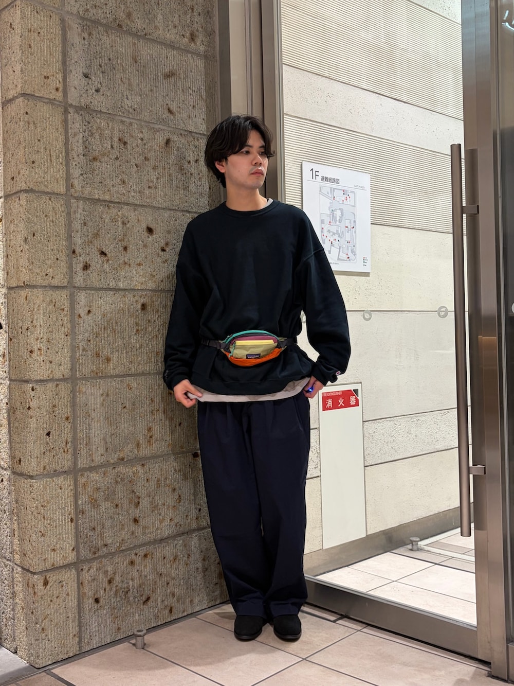 ブルー系のスウェット、ブラック系のドレスシューズ、ブルー系のその他パンツを着用したメンズの冬コーディネートの3枚目の写真