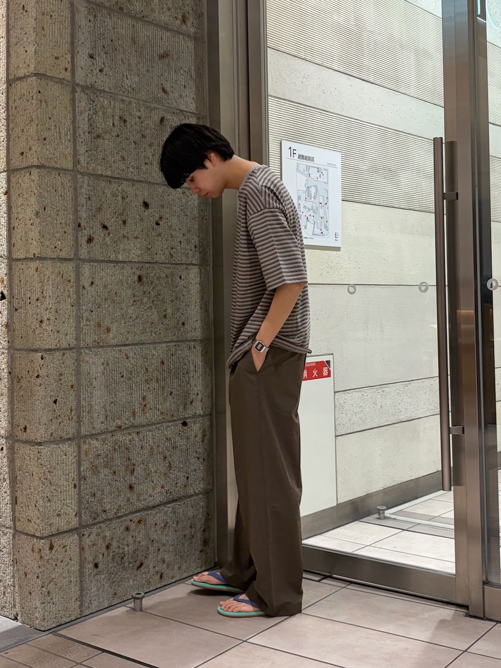 ベージュ系のTシャツ/カットソー、ブラウン系のその他パンツを着用したメンズの夏コーディネートの3枚目の写真