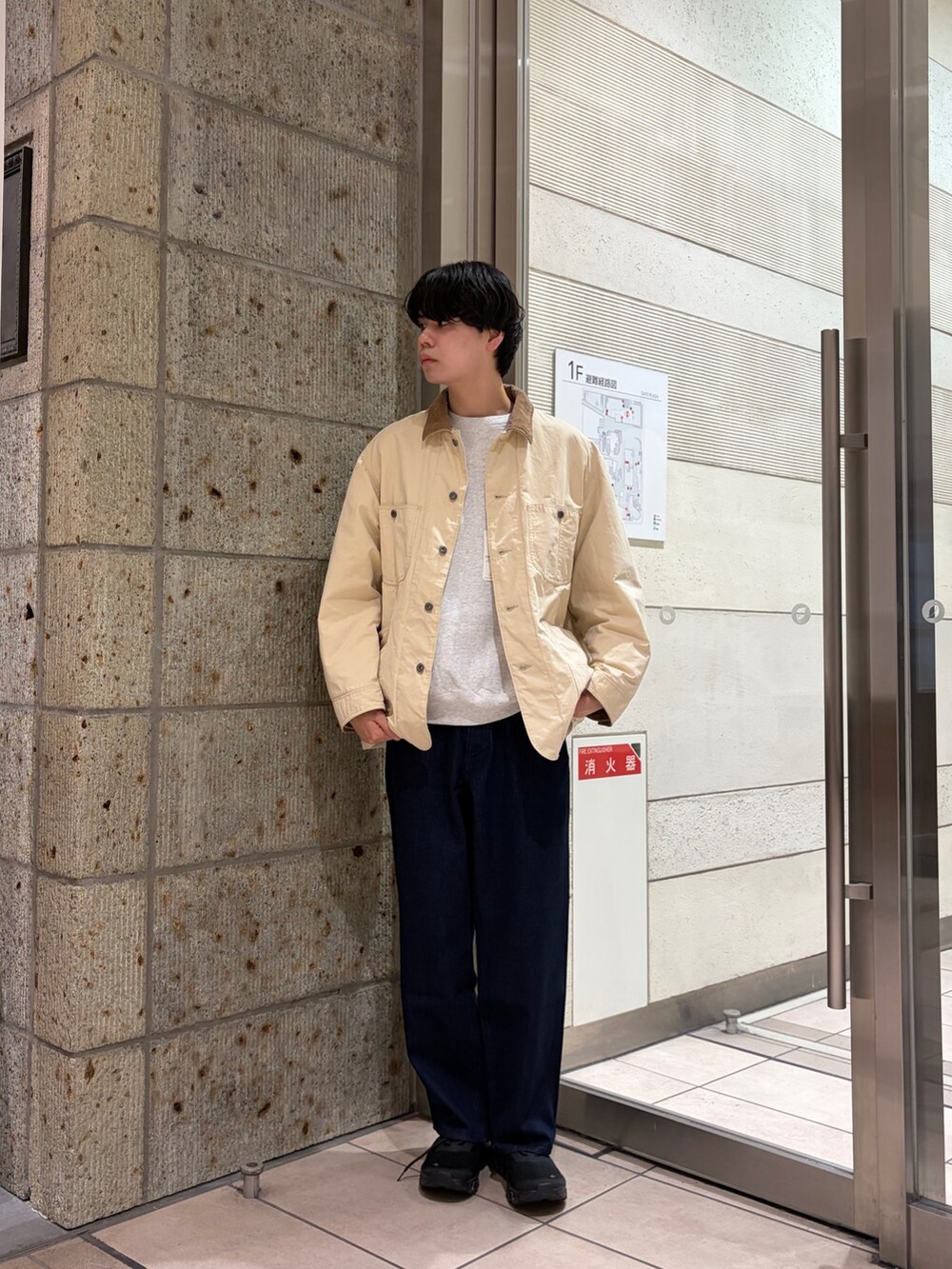 ホワイト系のカバーオール、グレー系のスウェット、ブルー系のデニムパンツを着用したメンズの冬コーディネートの3枚目の写真