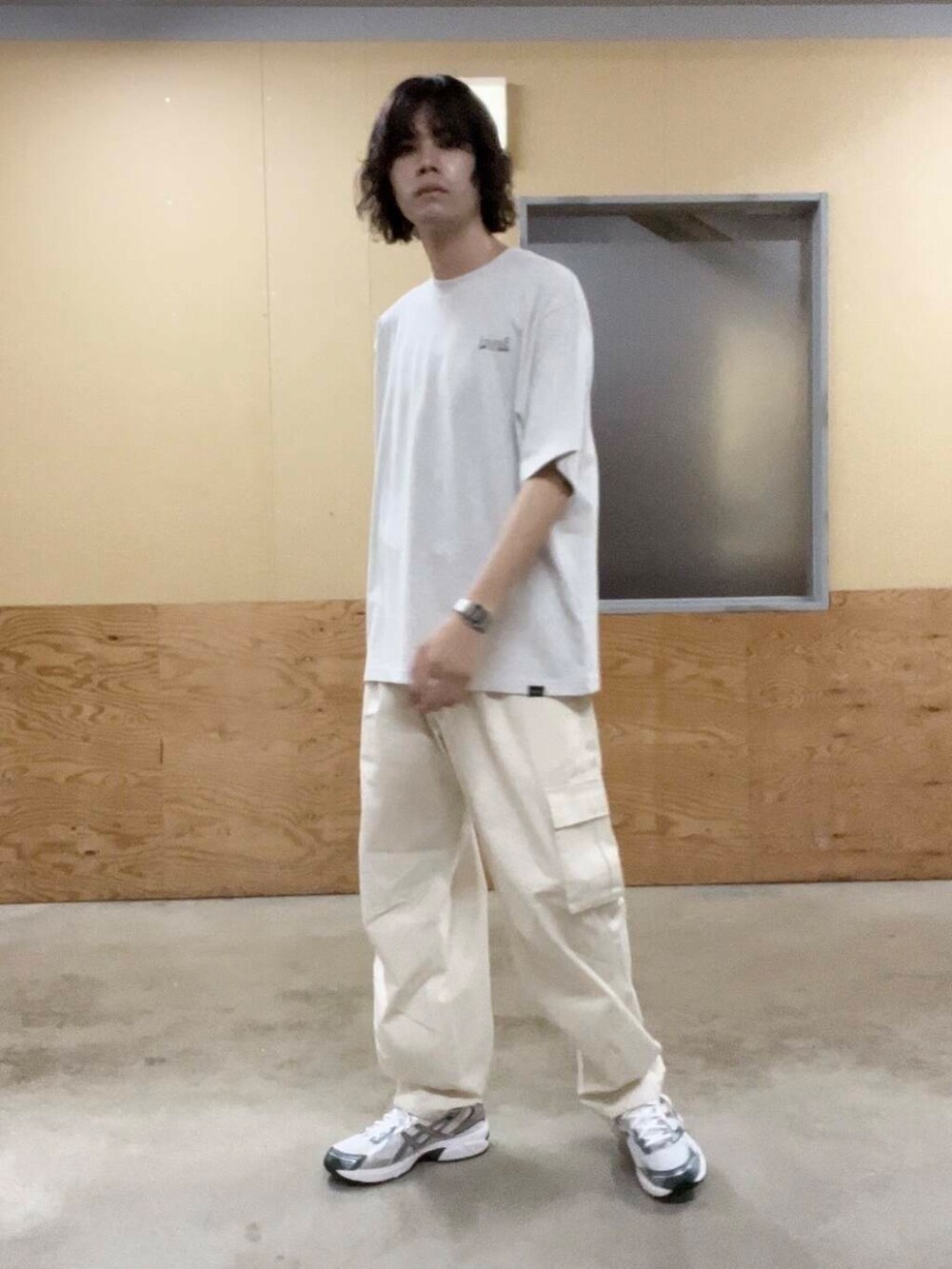 グレー系のTシャツ/カットソー、ホワイト系のスニーカー、ホワイト系のその他パンツを着用したメンズの夏コーディネートの2枚目の写真