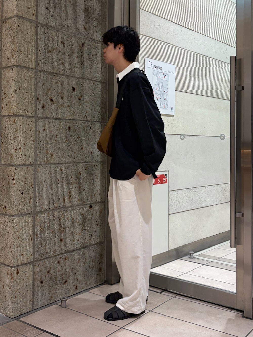 ブラウン系のショルダーバッグ、ベージュ系のその他パンツ、グレー系のTシャツ/カットソーを着用したメンズの夏コーディネートの3枚目の写真