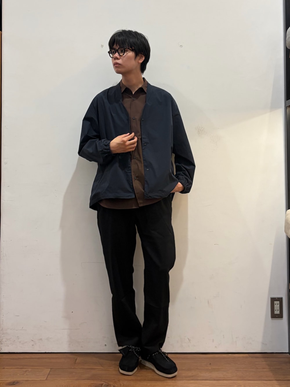 ブルー系のカーディガン/ボレロ、ブラウン系のシャツ/ブラウス、ブラック系のその他パンツを着用したメンズの秋コーディネートの4枚目の写真