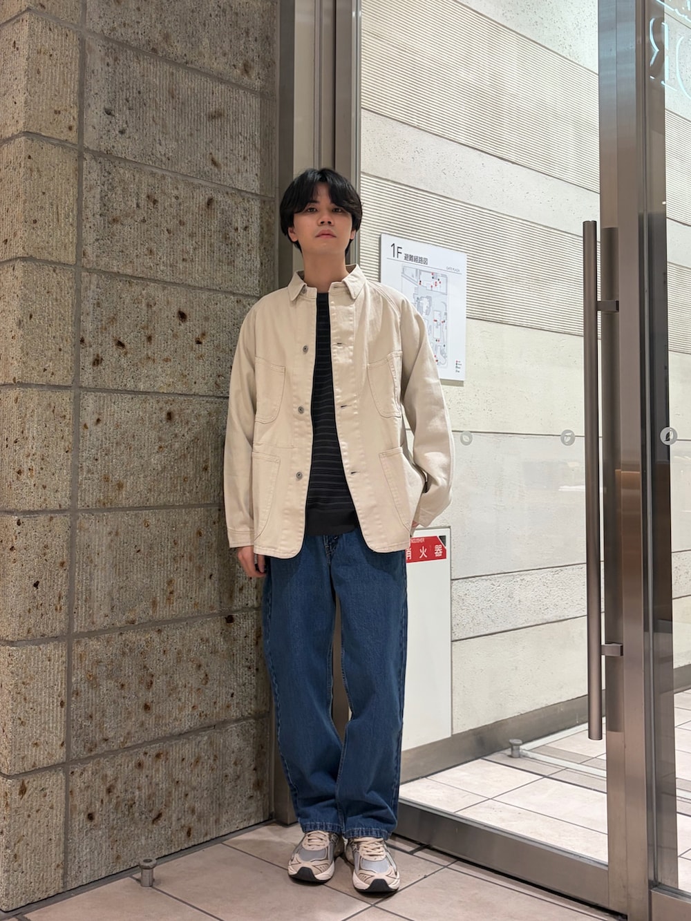 ホワイト系のカバーオール、グレー系のニット/セーター、グレー系のスニーカーを着用したメンズの冬コーディネートの2枚目の写真