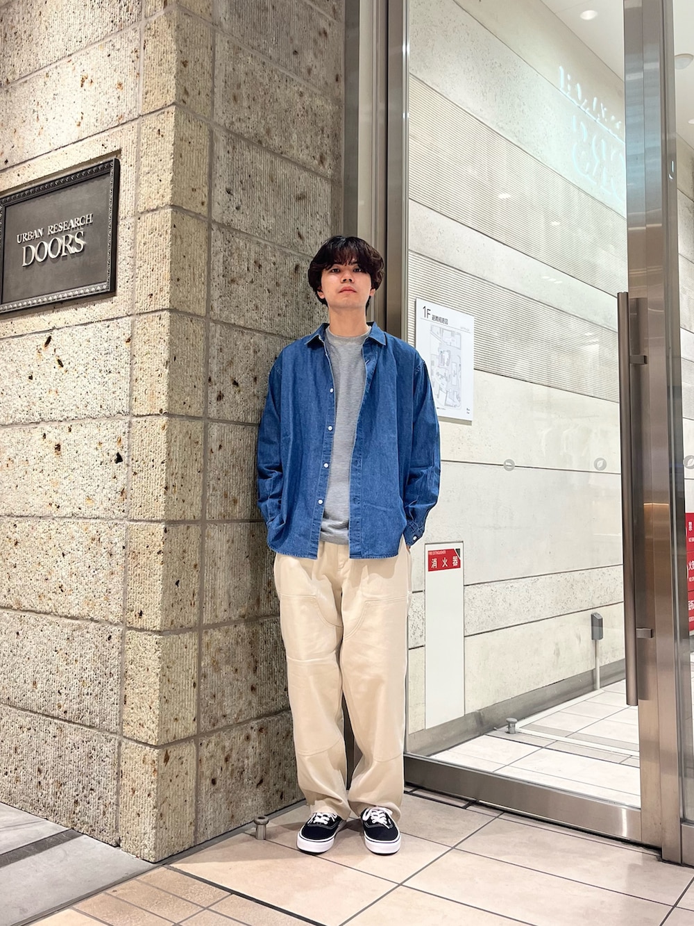 ブルー系のシャツ/ブラウス、ブラック系のスニーカー、グレー系のTシャツ/カットソーを着用したメンズの夏コーディネートの2枚目の写真