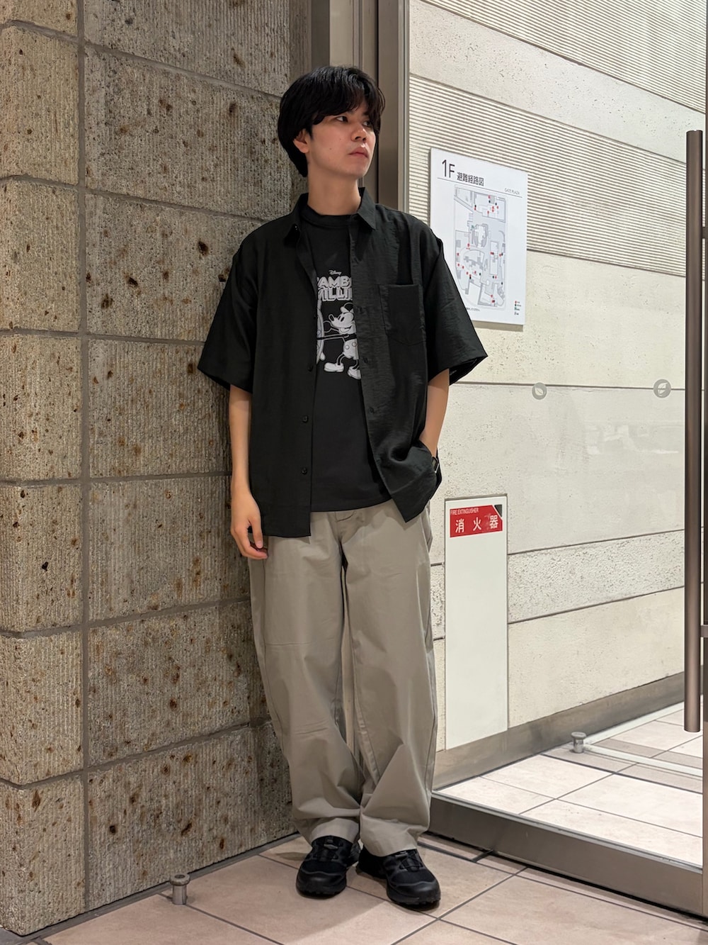 グレー系のTシャツ/カットソー、ブラック系のシャツ/ブラウス、グレー系のその他パンツを着用したメンズの夏コーディネートの2枚目の写真