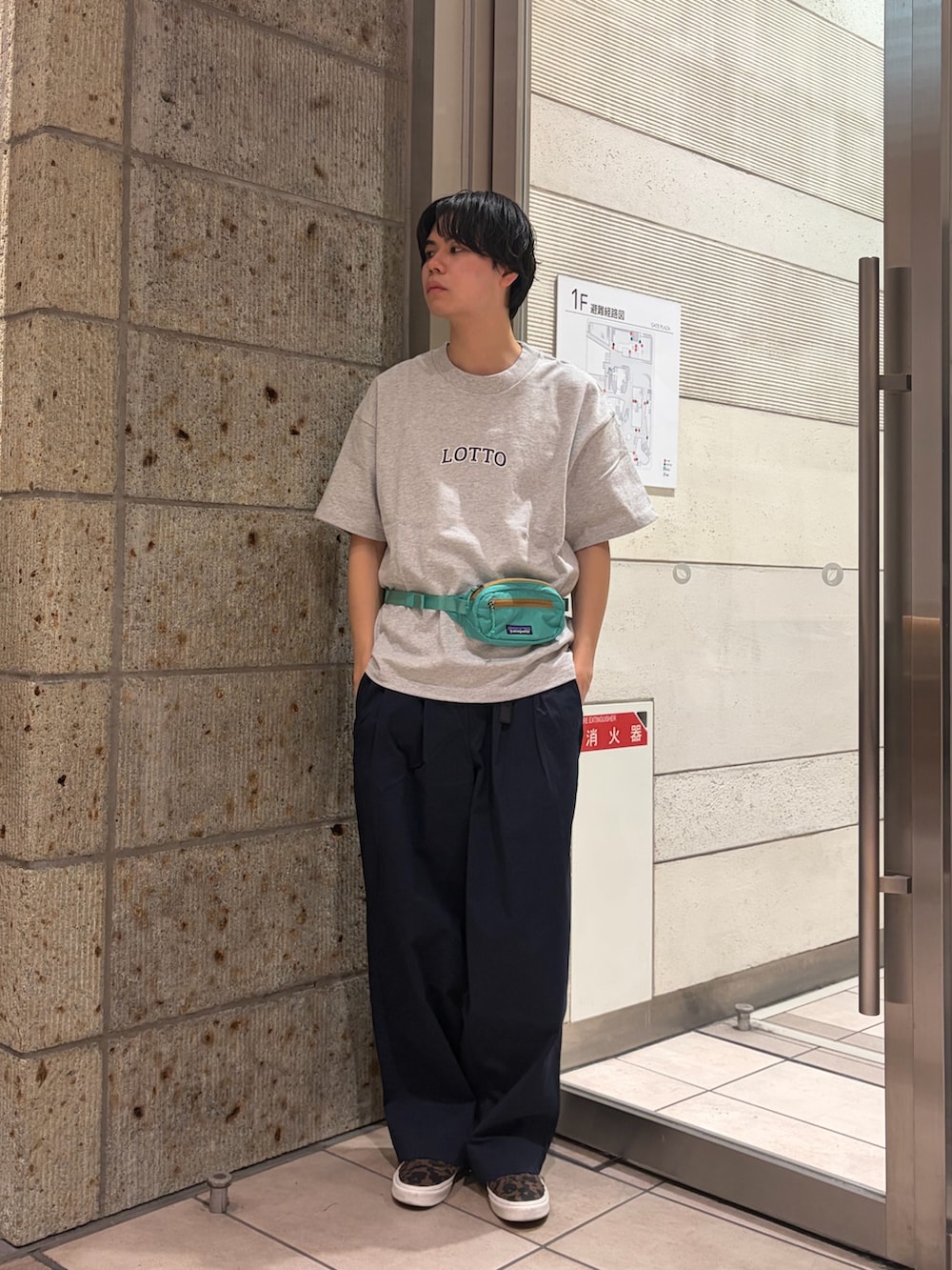 ブルー系のその他パンツ、ブラウン系のスニーカー、グレー系のTシャツ/カットソーを着用したメンズの春コーディネートの2枚目の写真