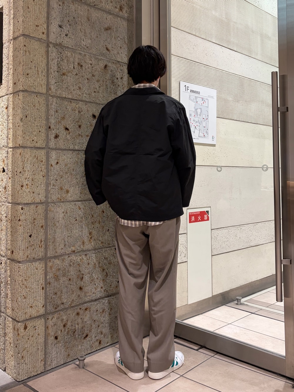 ベージュ系のシャツ/ブラウス、ベージュ系のその他パンツ、ブラック系のその他アウターを着用したメンズの春コーディネートの5枚目の写真