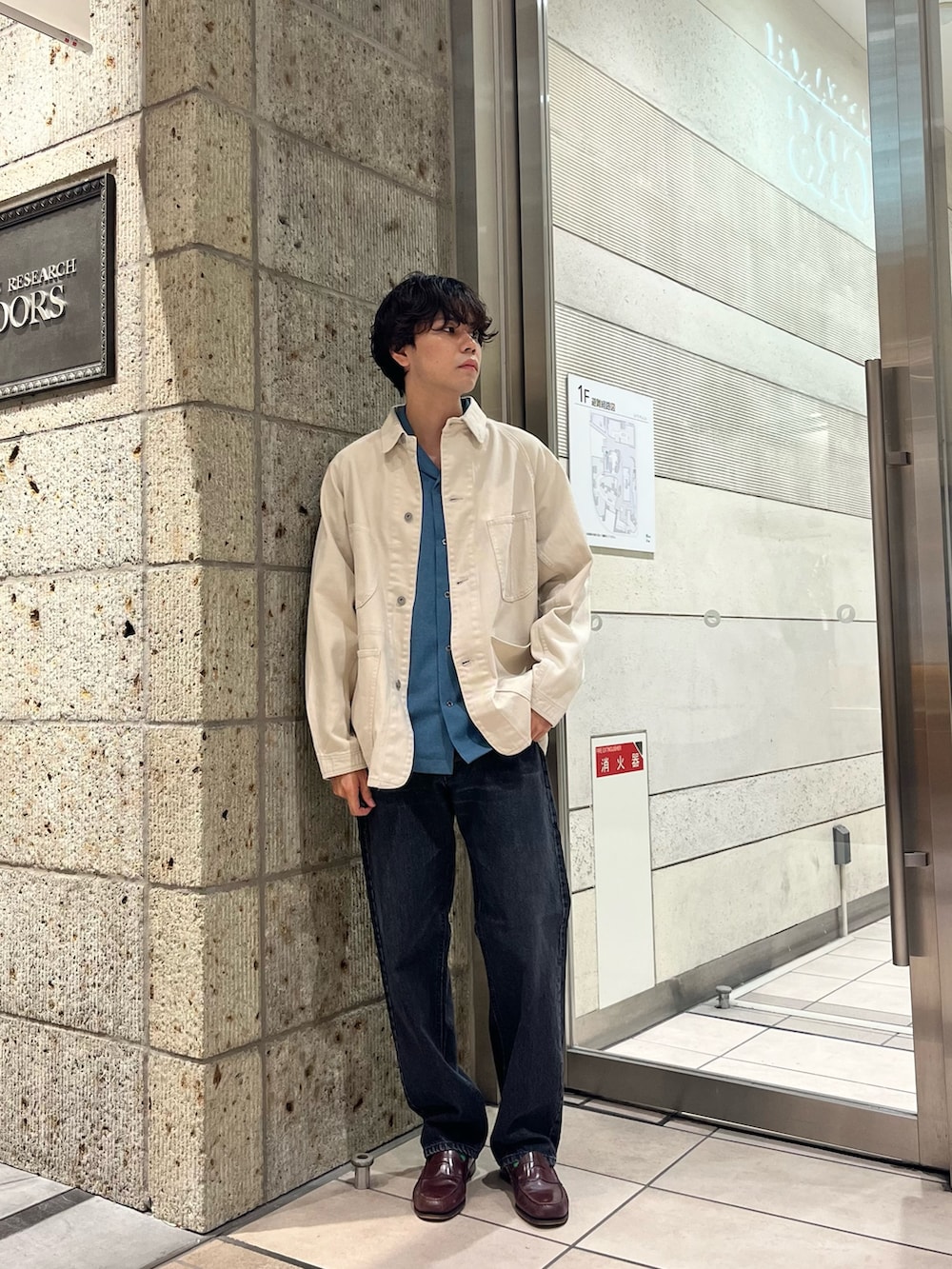 ブルー系のシャツ/ブラウス、ブラック系のデニムパンツ、ホワイト系のカバーオールを着用したメンズの夏コーディネートの2枚目の写真