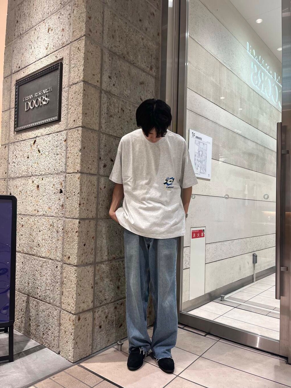 グレー系のTシャツ/カットソーを着用したメンズの夏コーディネートの2枚目の写真