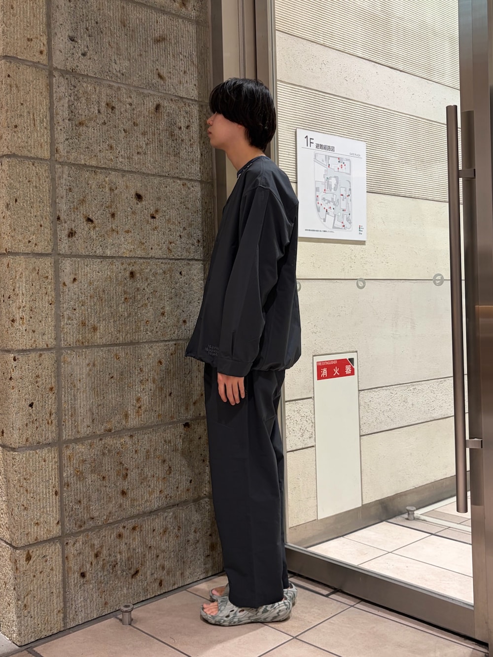 ブルー系のその他パンツ、ブルー系のノーカラージャケット、ブルー系のTシャツ/カットソーを着用したメンズの春コーディネートの3枚目の写真