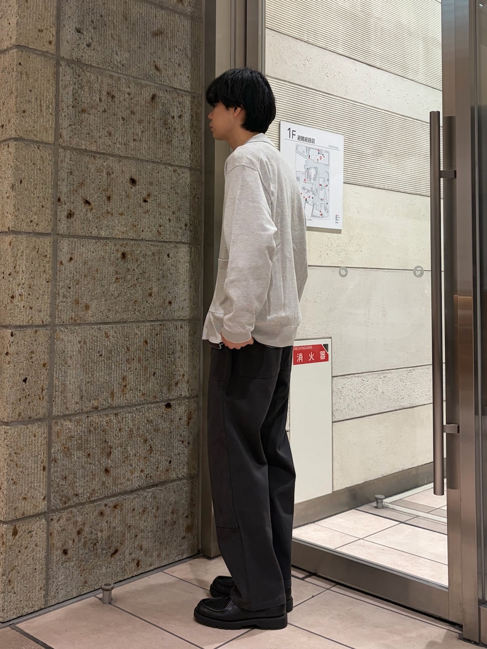 その他のカーディガン/ボレロ、グリーン系のTシャツ/カットソー、グレー系のその他パンツを着用したメンズの冬コーディネートの2枚目の写真