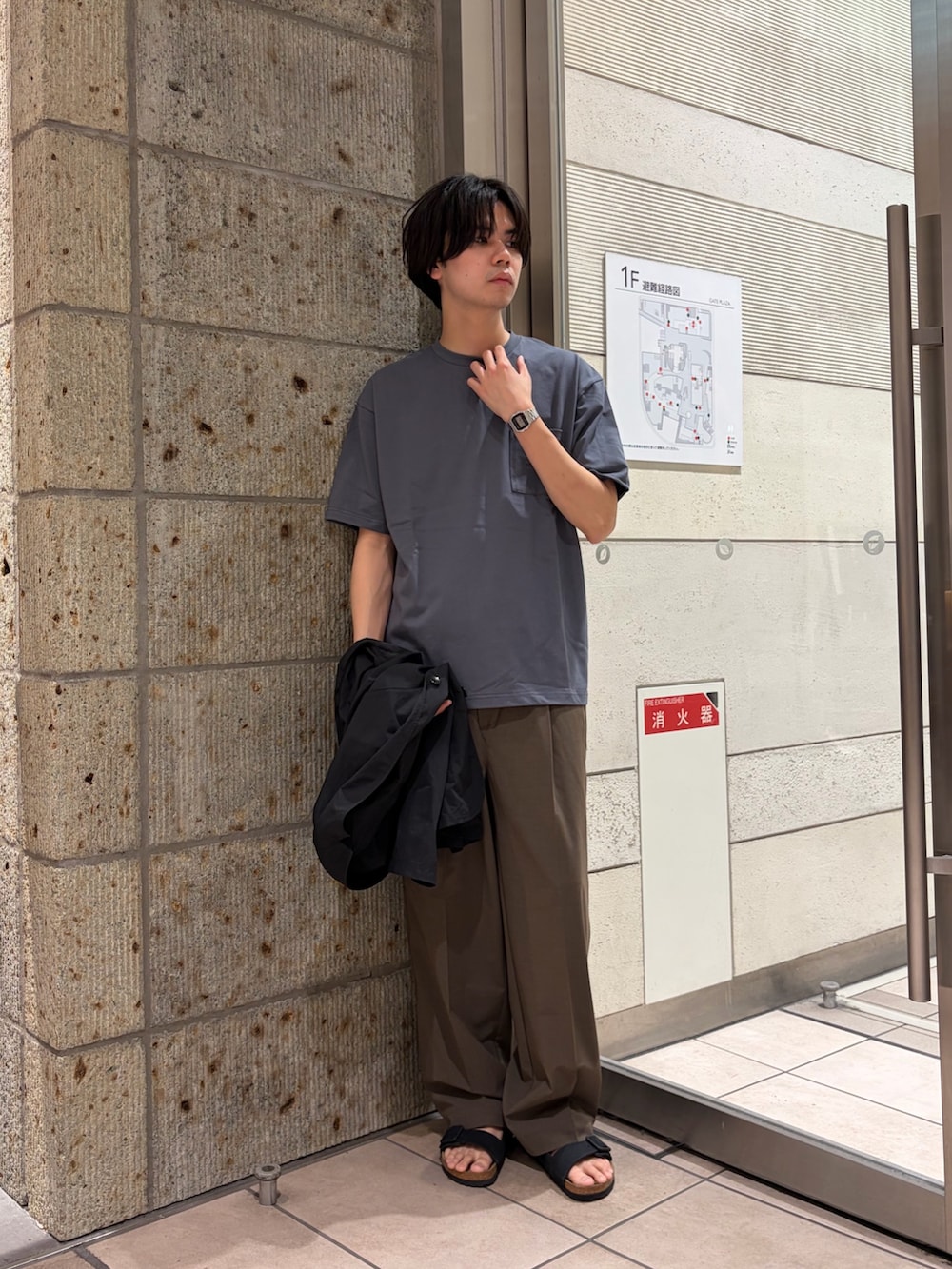 ブラック系のサンダル、ブルー系のTシャツ/カットソー、ブラック系のその他アウターを着用したメンズの春コーディネートの8枚目の写真