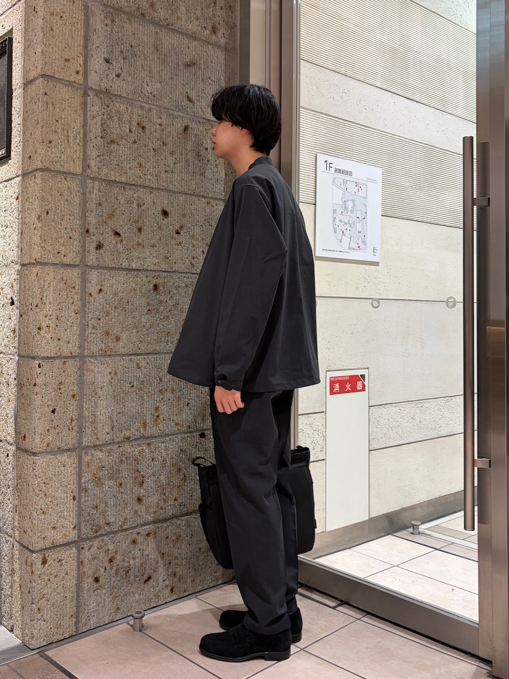 グレー系のブルゾン、ブラック系のTシャツ/カットソー、グレー系のその他パンツを着用したメンズの春コーディネートの2枚目の写真