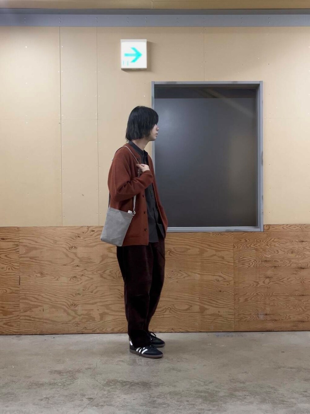 ブラウン系のその他パンツ、ブラック系のスニーカー、ブラウン系のシャツ/ブラウスを着用したメンズの秋コーディネートの2枚目の写真