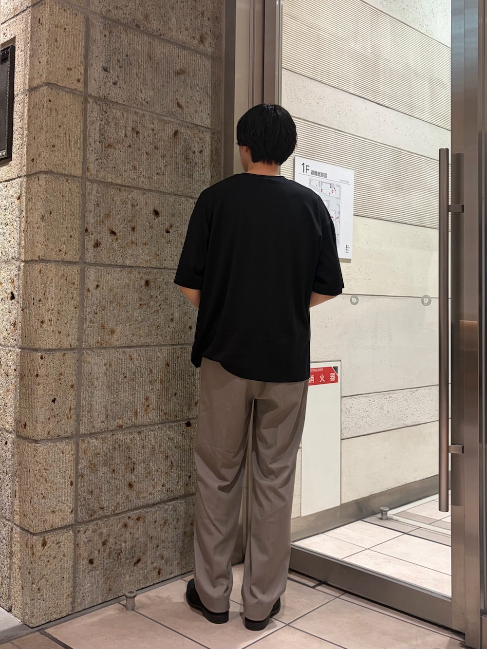 ベージュ系のその他パンツ、ブラック系のドレスシューズ、ブラック系のTシャツ/カットソーを着用したメンズの春コーディネートの3枚目の写真