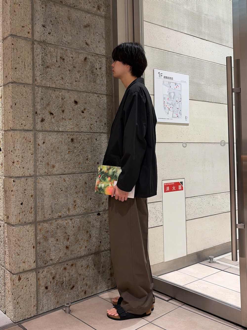 ブラック系のサンダル、ブルー系のTシャツ/カットソー、ブラック系のその他アウターを着用したメンズの春コーディネートの2枚目の写真