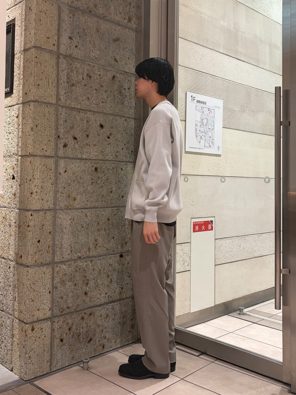 ブラック系のドレスシューズ、ベージュ系のその他パンツ、グレー系のカーディガン/ボレロを着用したメンズの春コーディネートの3枚目の写真