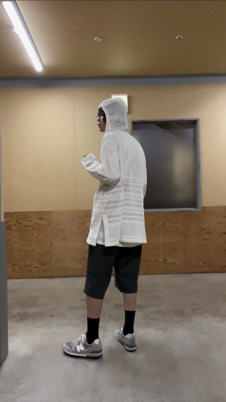 ホワイト系のTシャツ/カットソーを着用したメンズの夏コーディネートの4枚目の写真