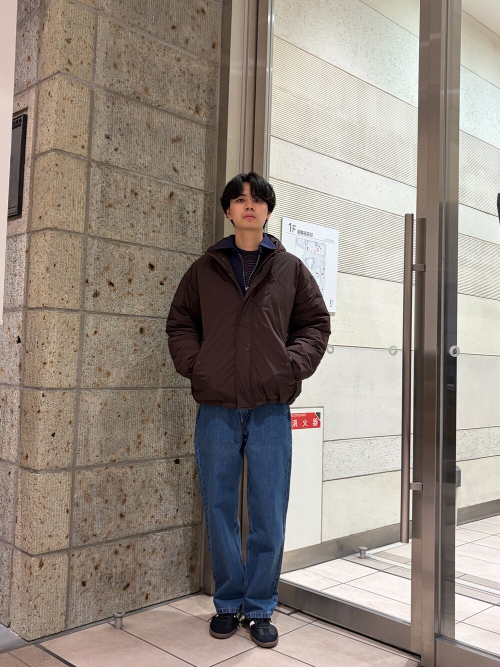 ブルー系のカーディガン/ボレロ、ブラウン系のニット/セーター、ブラウン系のその他アウターを着用したメンズの冬コーディネートの3枚目の写真