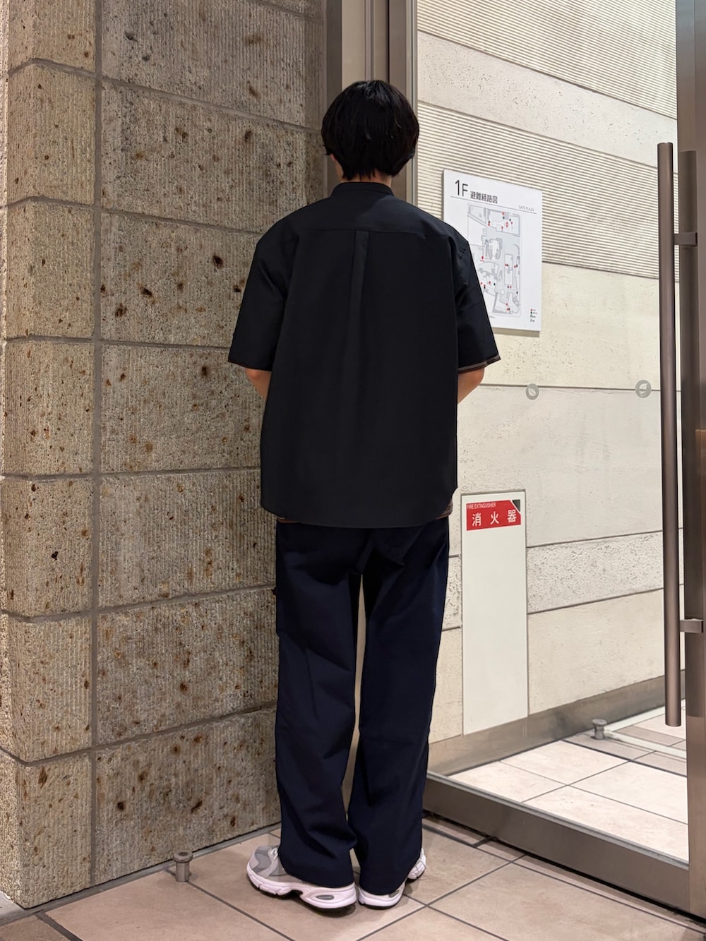 ブルー系のシャツ/ブラウス、ブラウン系のTシャツ/カットソー、ブルー系のその他パンツを着用したメンズの春コーディネートの4枚目の写真