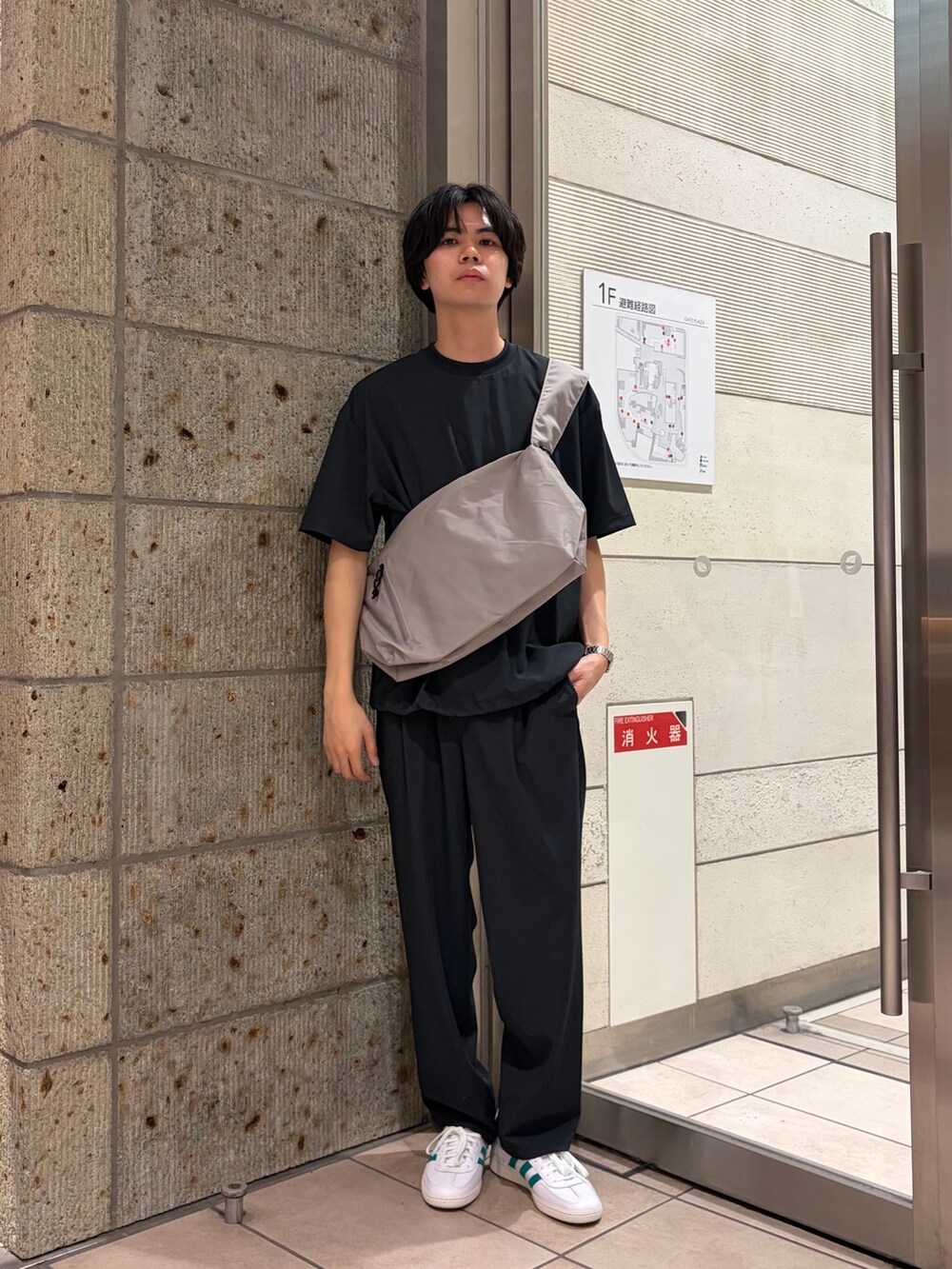 グレー系のTシャツ/カットソー、グレー系のショルダーバッグ、ブラック系のその他パンツを着用したメンズの春コーディネートの5枚目の写真