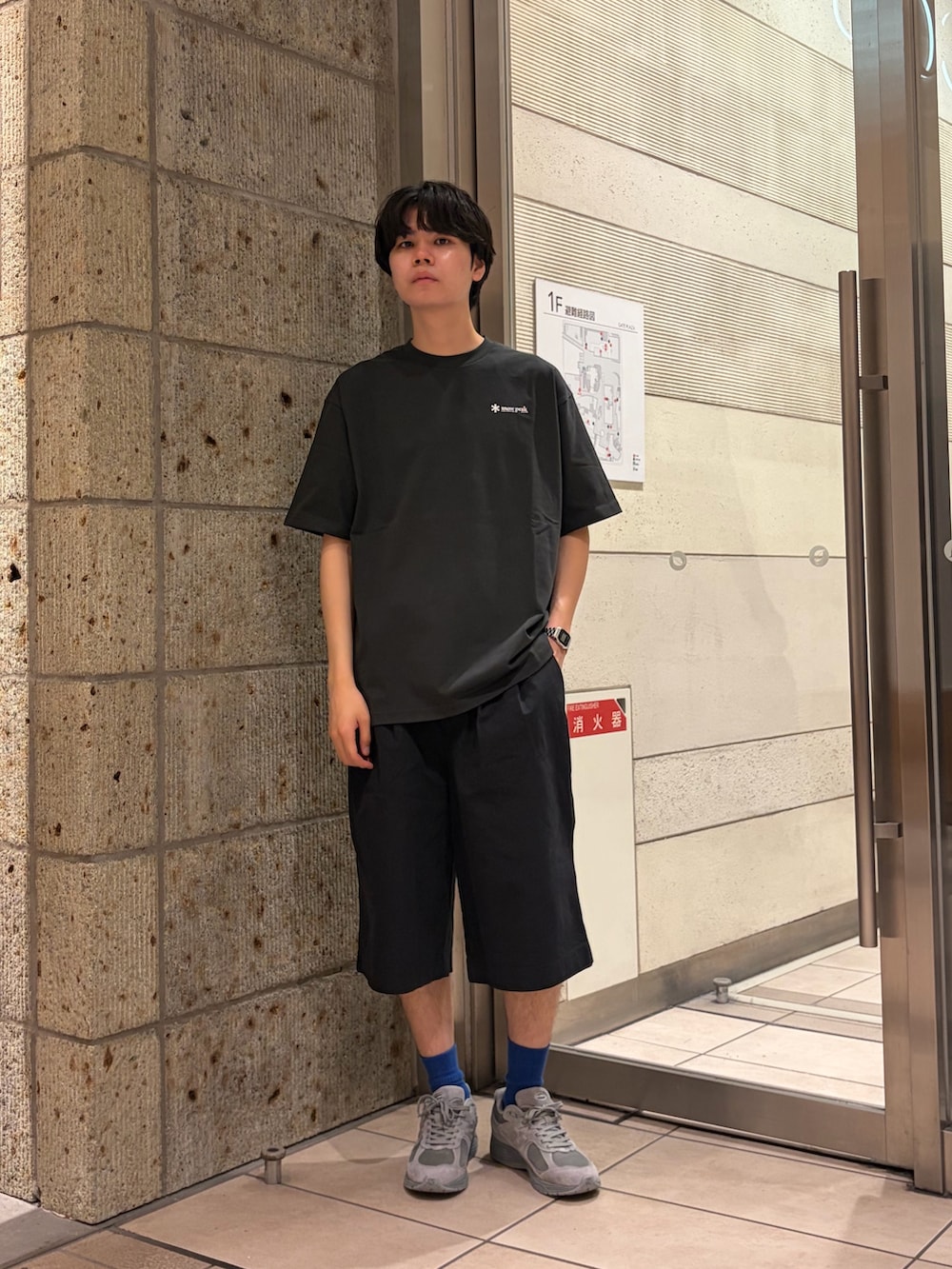 グレー系のTシャツ/カットソー、ブラック系のその他パンツ、グレー系のスニーカーを着用したメンズの夏コーディネートの2枚目の写真
