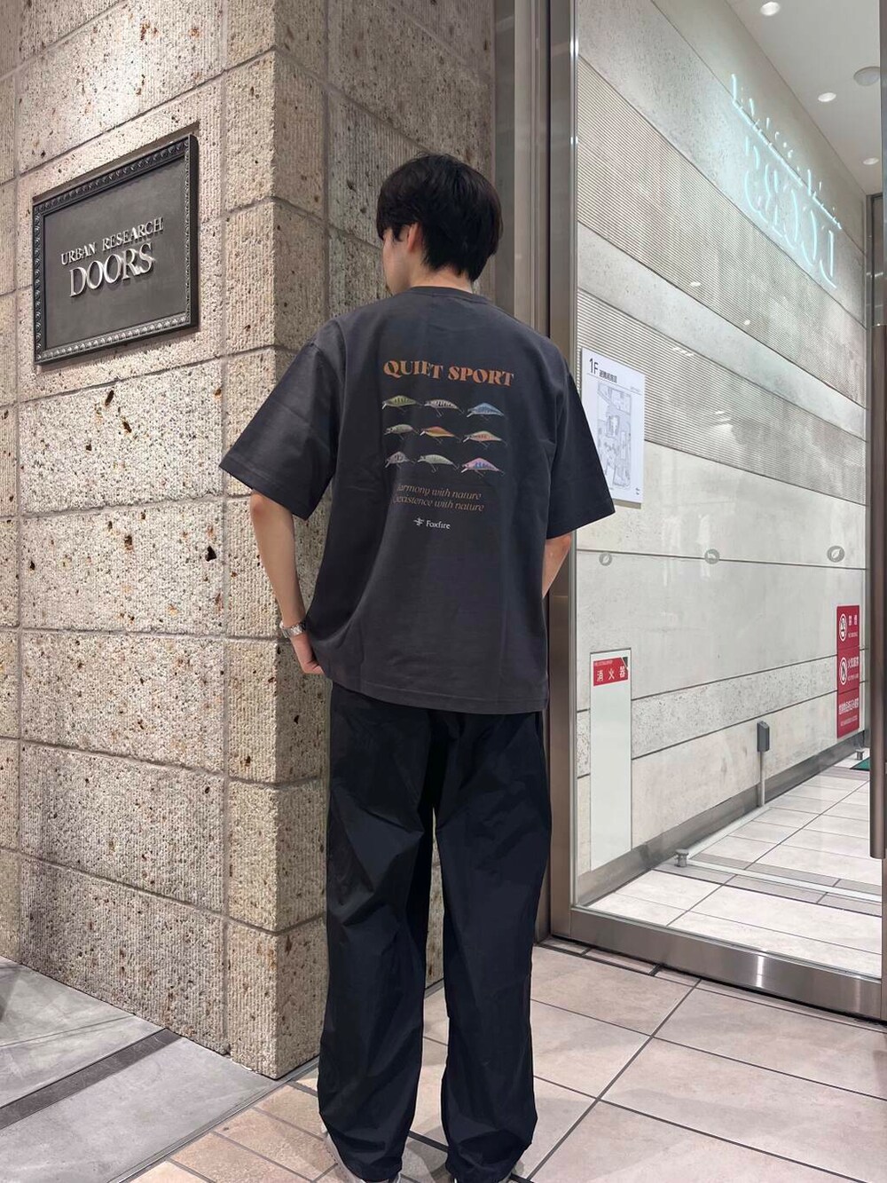 グレー系のサンダル、ブラック系のその他パンツ、グレー系のTシャツ/カットソーを着用したメンズの夏コーディネートの2枚目の写真