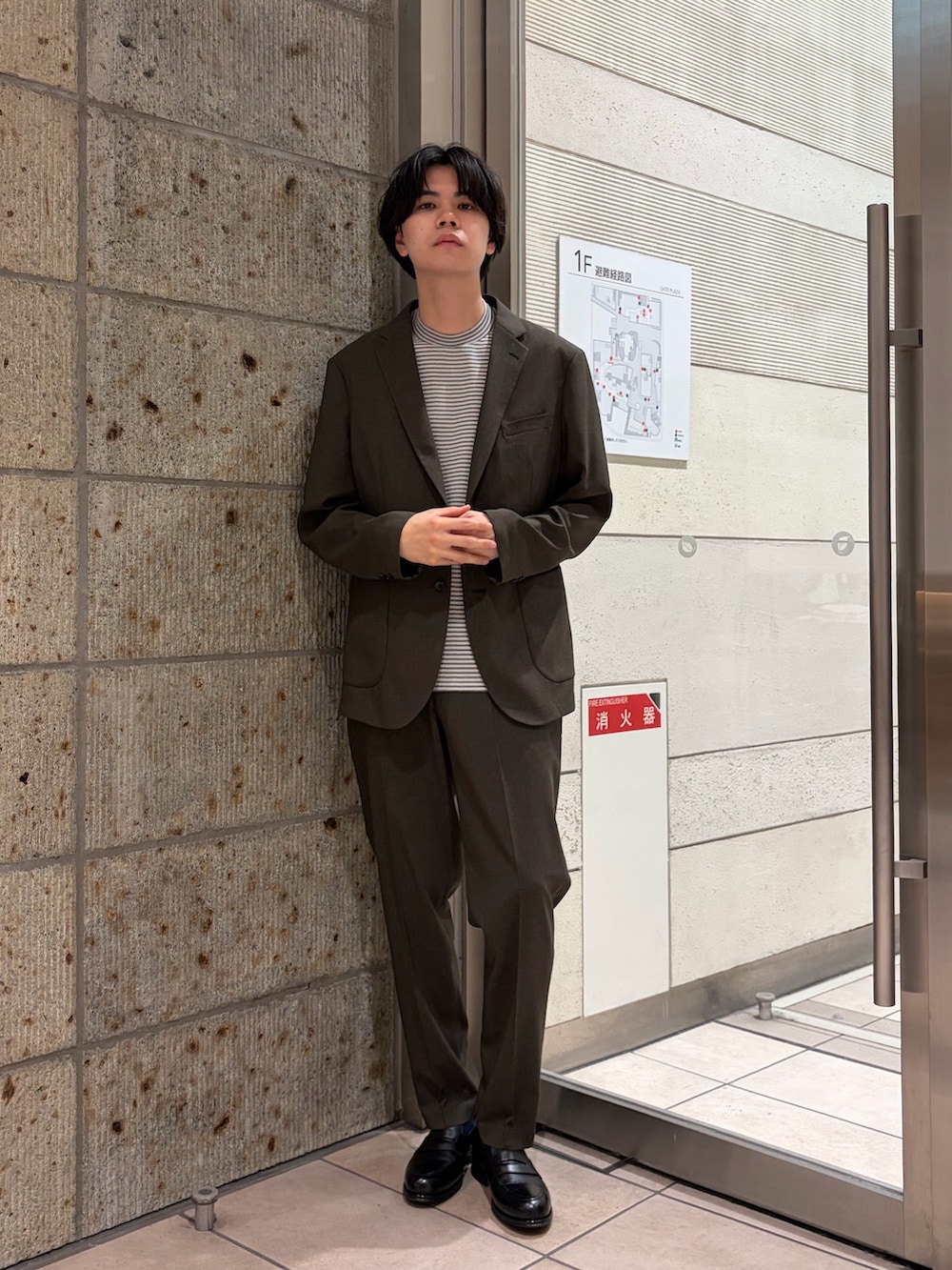 ブラウン系のその他アウター、グレー系のシャツ/ブラウス、ブラウン系のスーツパンツを着用したメンズの春コーディネートの2枚目の写真