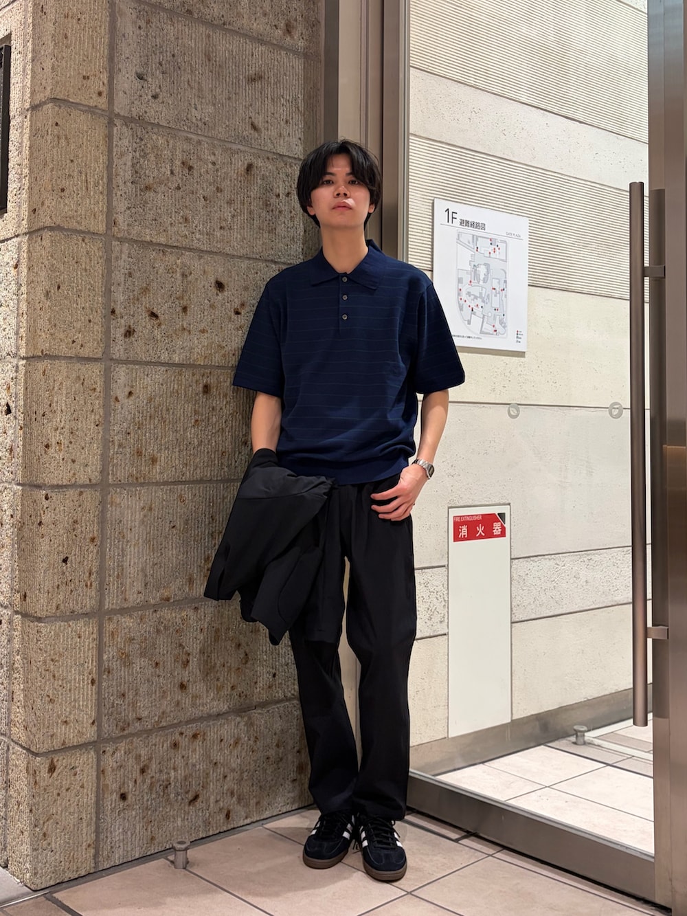 ブルー系のその他アウター、ブルー系のニット/セーター、ブラック系のその他パンツを着用したメンズの春コーディネートの5枚目の写真