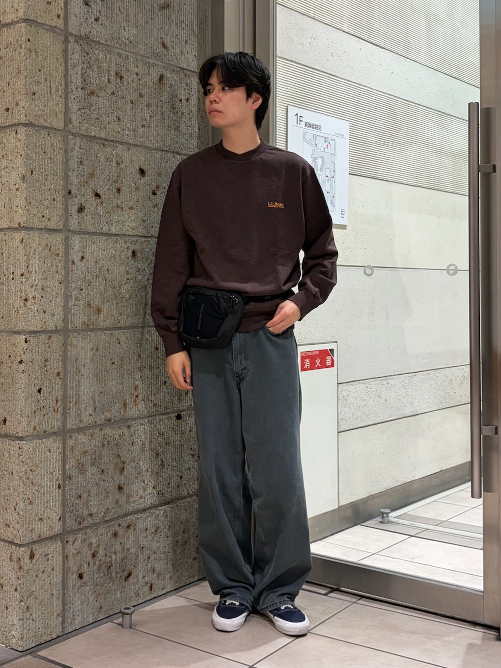 ブラック系のボディバッグ/ウエストポーチ、ブルー系のデニムパンツ、ブラウン系のスウェットを着用したメンズの秋コーディネートの2枚目の写真