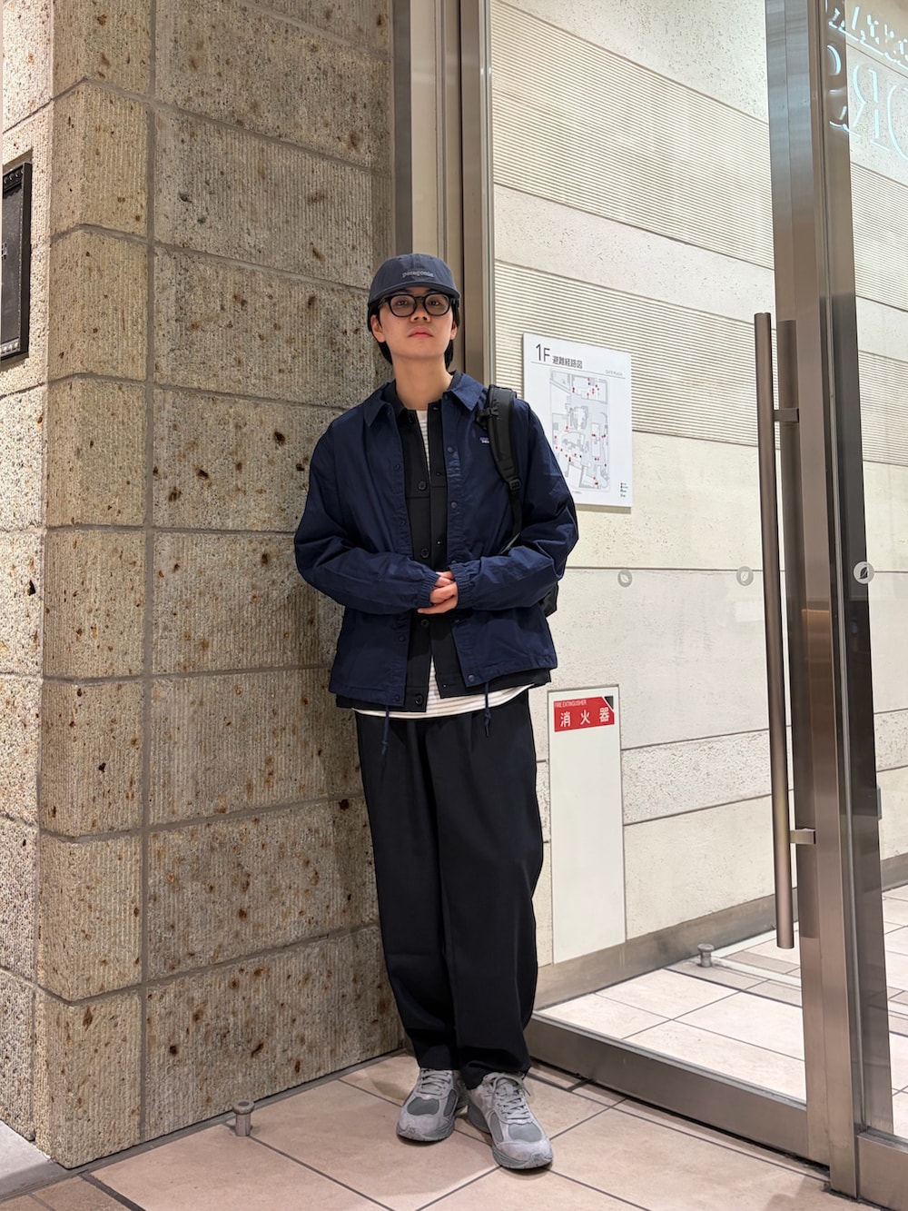 ブルー系のその他アウター、ホワイト系のTシャツ/カットソー、ブルー系のその他パンツを着用したメンズの春コーディネートの3枚目の写真