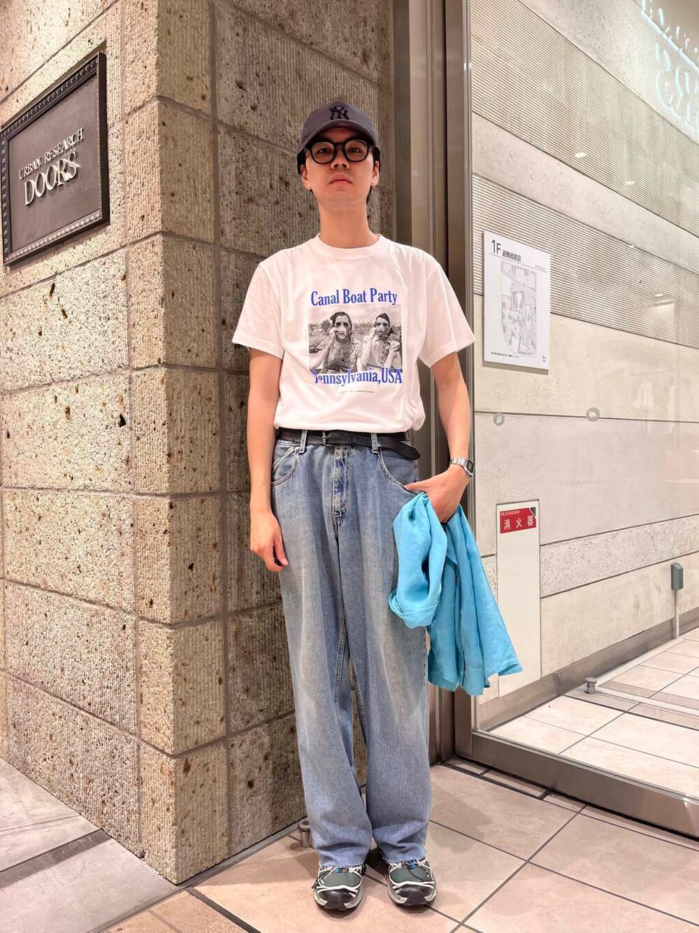 ブラック系のスニーカー、ブルー系のシャツ/ブラウス、ホワイト系のTシャツ/カットソーを着用したメンズの夏コーディネートの2枚目の写真
