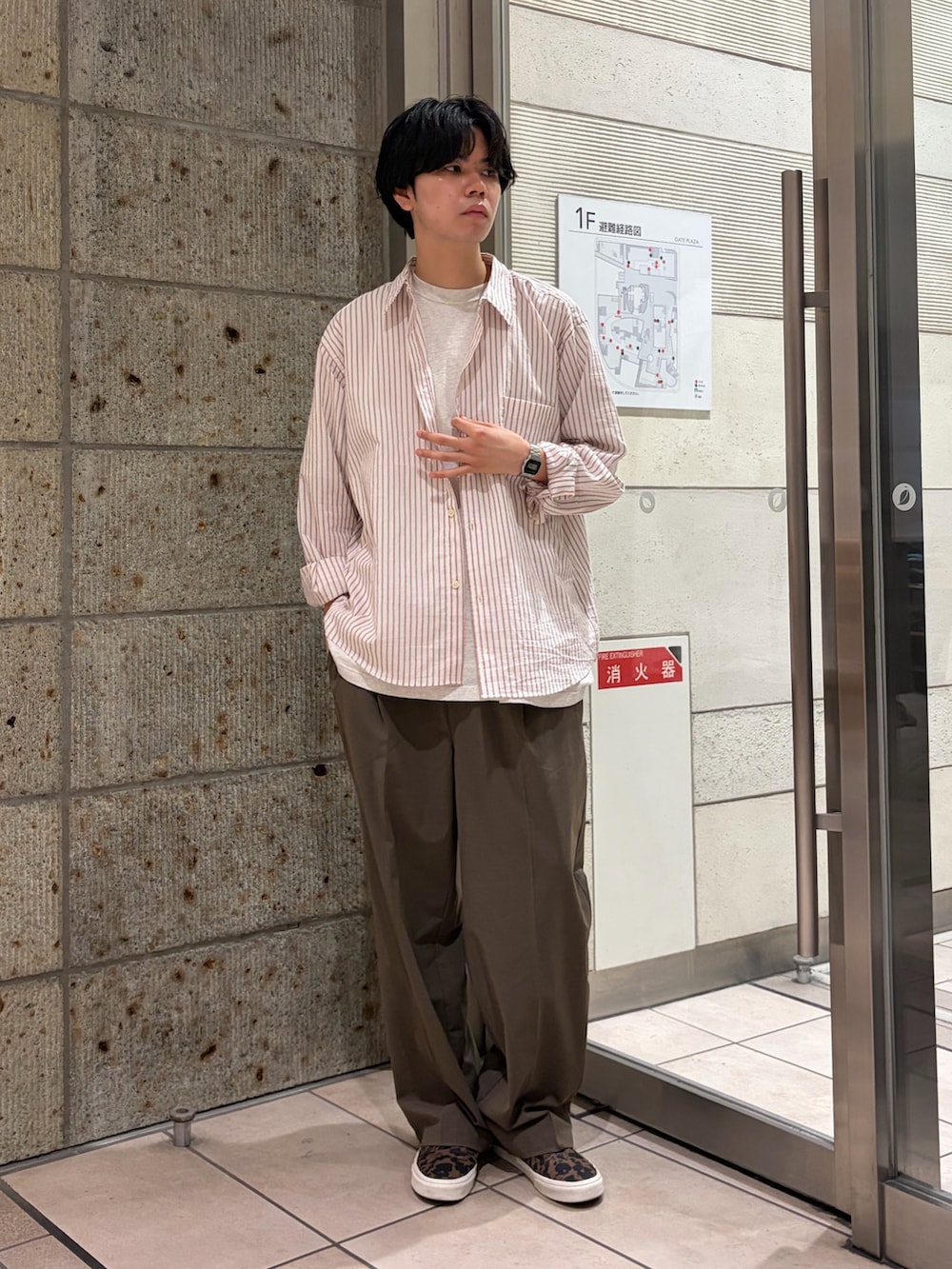 レッド系のシャツ/ブラウス、グレー系のTシャツ/カットソー、ブラウン系のその他パンツを着用したメンズの夏コーディネートの2枚目の写真