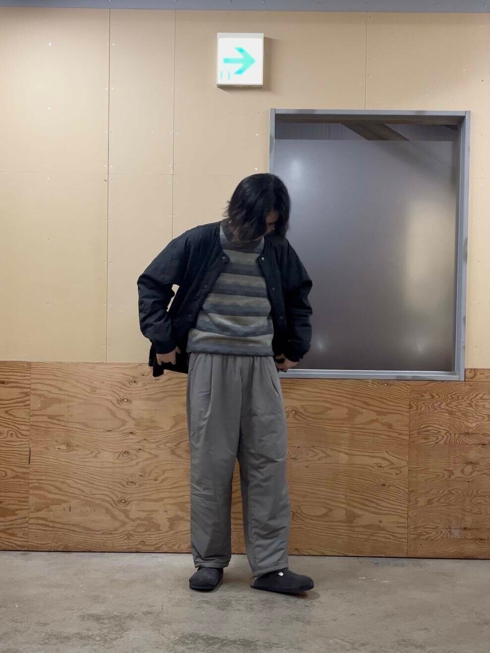 グレー系のその他パンツ、ブラック系のブルゾン、グレー系のニット/セーターを着用したメンズの秋コーディネートの3枚目の写真